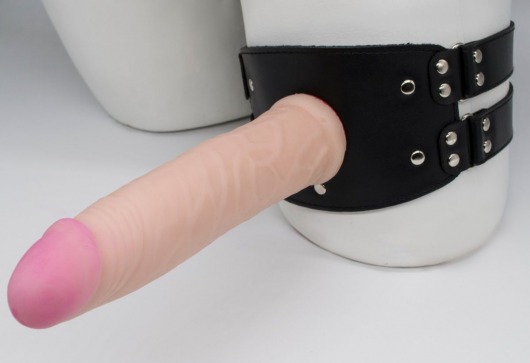 Черный узкий пояс на бедро с телесной насадкой - LOVETOY (А-Полимер) - купить с доставкой в Курске