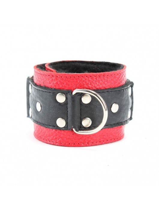 Красно-чёрные кожаные наручники с меховым подкладом - БДСМ Арсенал - купить с доставкой в Курске